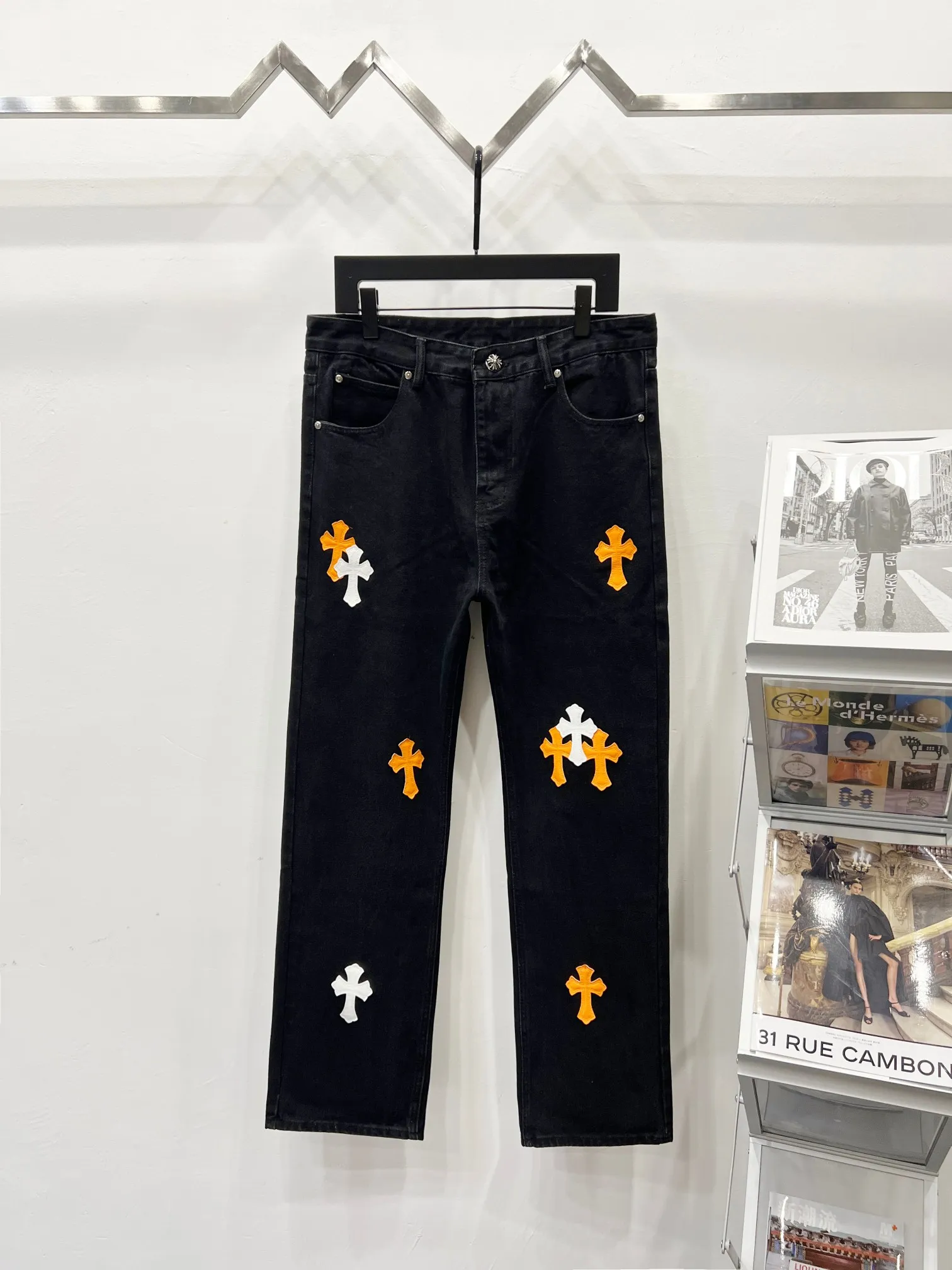 P260 Style number: (K710) Style number: (K550) Chrome Hearts & Chrome Hearts CH city limited series Sanskrit cross patch leather jeans need to be washed and then disassembled and hand-stitched with sheepskin cross leather and then spliced ​​together to complete. The whole process is too complicated to explain. The texture can be seen in the hand, and it looks good. The styles with different washed textures are very friendly to people with thin legs and thick legs. The straight version is very flattering to the leg shape. The moderate length is timeless and can be matched easily and casually. It is the basic styling foundation for various styles and is a must-have in the wardrobe! The fabric is stiff but also makes the upper body soft without losing texture. The washing process is even more perfect. It is a must-have item for everyone! ! ! Washed wheat, hang tag, pants label, three labels are complete, the upper body effect is particularly stiff and stylish, super stylish, same style for men and women - Color: orange and orange Size: 28 30 32 34